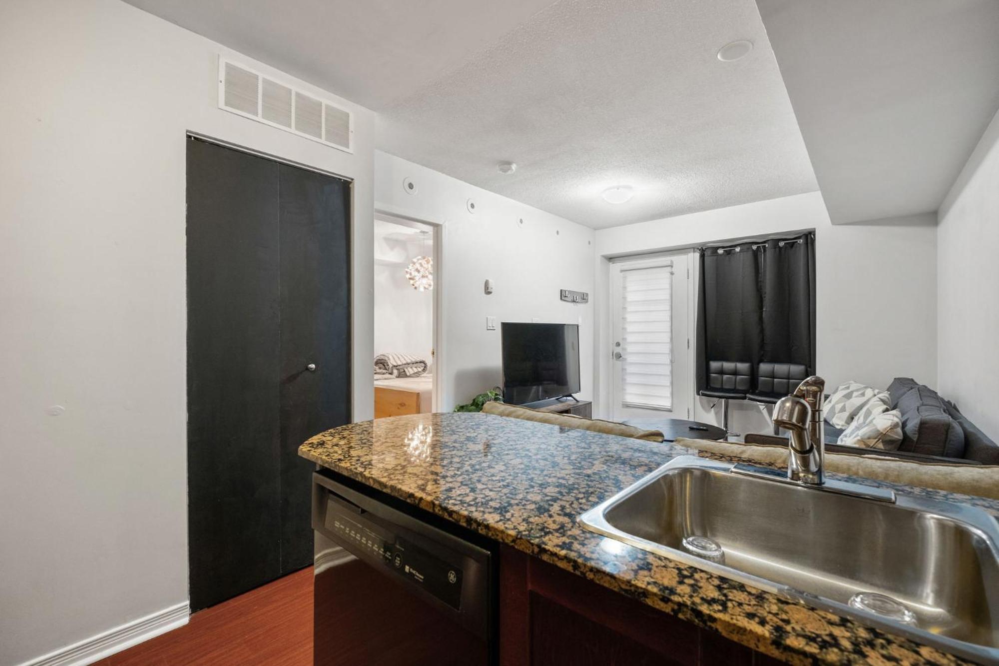 Liberty Village Townhouse Торонто Экстерьер фото